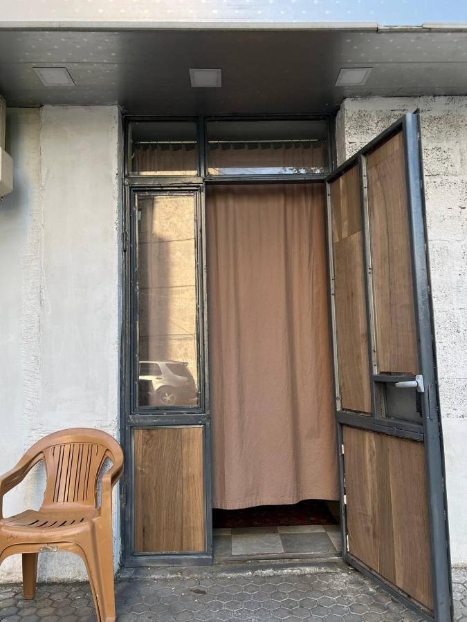 יירבאן Vahe'S Family Guest House Front מראה חיצוני תמונה